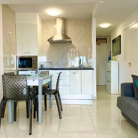 Miss Flora Playa Honda Apartment *