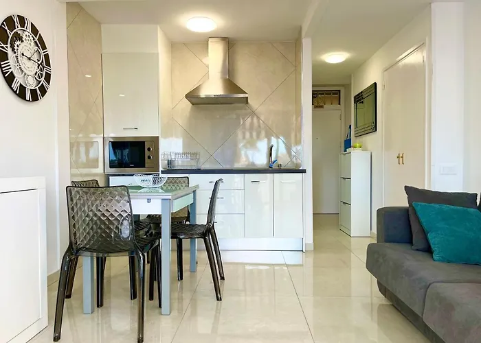 Miss Flora Playa Honda Apartman *